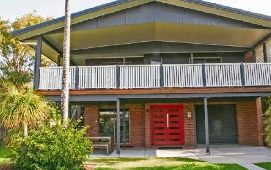 Red Door Beach House - Marcoola Beach - PET FRIENDLY, FOXTEL, WIFI, 500 BOND, Linen Supplied, Marcoola, QLD