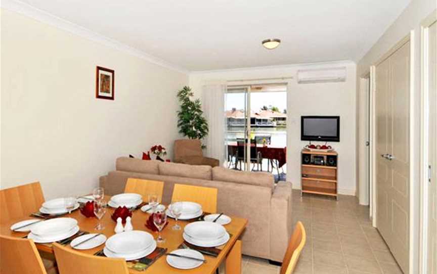 Lakeside Holiday Apartments, Accommodation in South Yunderup