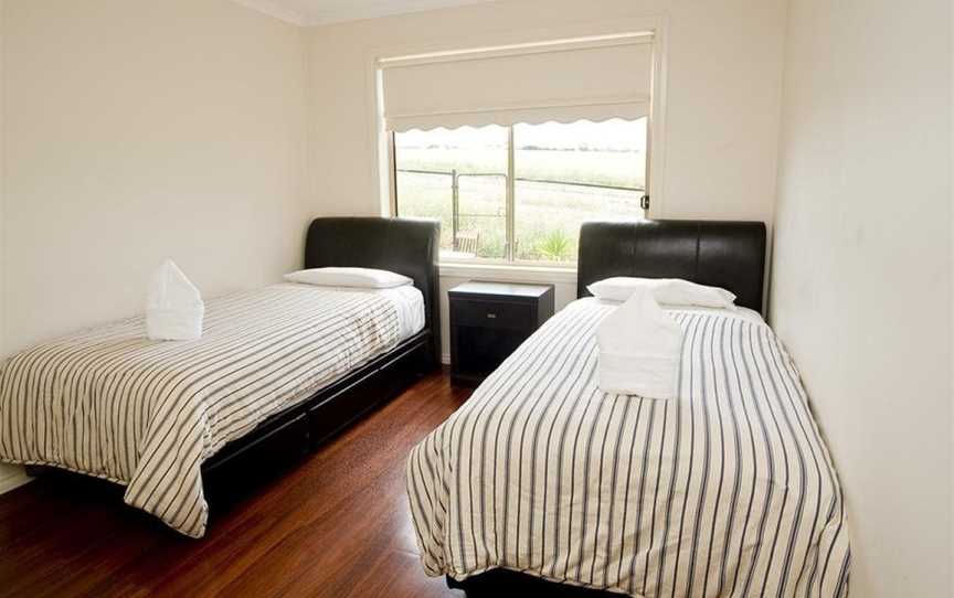 Spacious 5 Bdrms near Melb Airport, Sleeps 10-12, Attwood, VIC