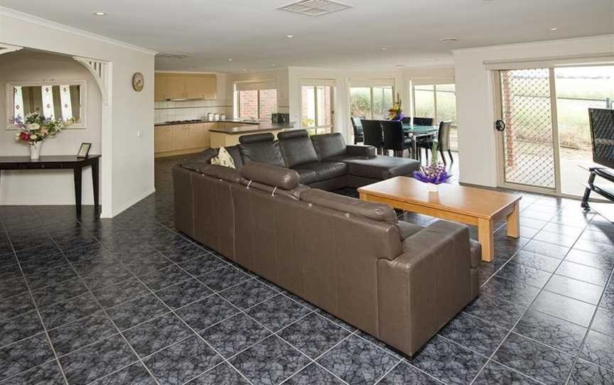 Spacious 5 Bdrms near Melb Airport, Sleeps 10-12, Attwood, VIC