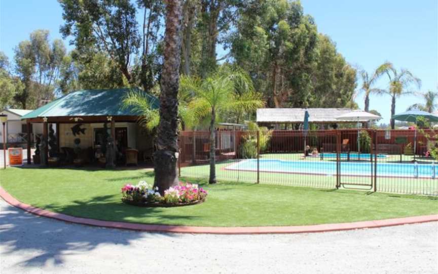 Cherokee Village Tourist Park, Accommodation in Kingsley