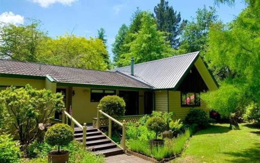 River Road Spa Lodge - Broadlands Forest Holiday Home, Wairakei, New Zealand