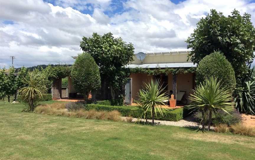 Straw Lodge Vineyard and Boutique Lodging, Hillersden, New Zealand