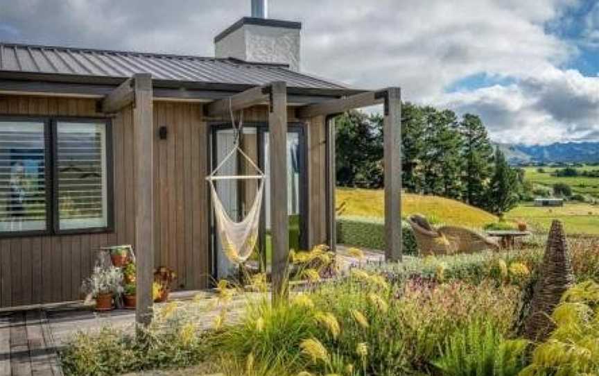 Luxury cottage with stunning vineyard views, Hawkesbury, New Zealand