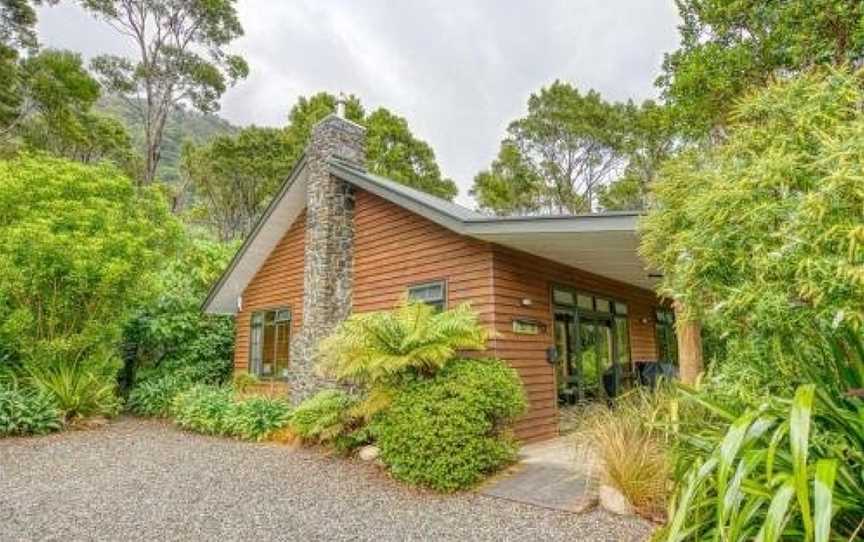 Paparoa Beach Hideaway with Hot Tub, Barrytown, New Zealand