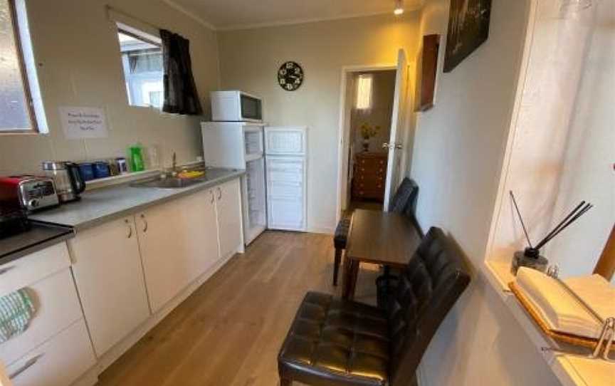 Budget but Handy Self-contained Unit, Campbells Bay, New Zealand