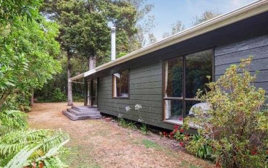 Puka Lodge (Rear dwelling) - Pukawa Bay Holiday Home, Kuratau, New Zealand