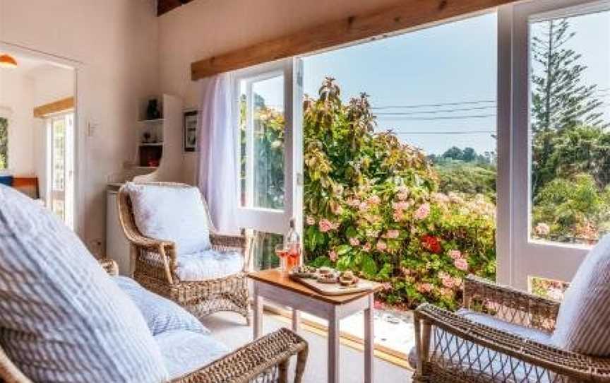 Sunshine Cottage by the Sea, Waiheke Island (Suburb), New Zealand