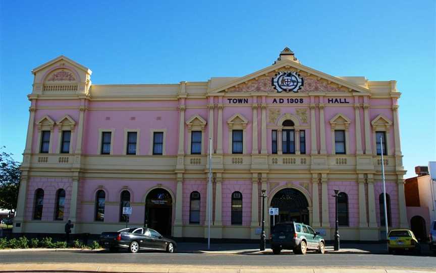 Kalgoorlie Town Hall, Attractions in Boulder