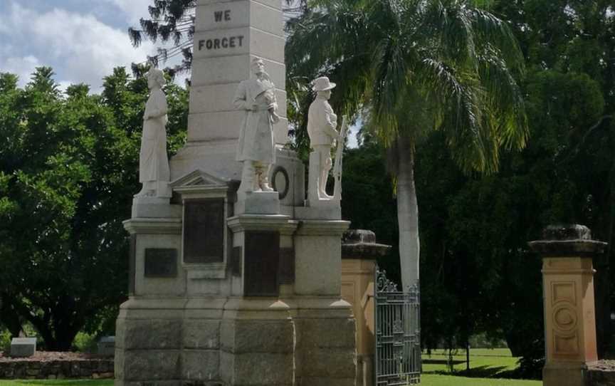 Maryborough War Memorial, Attractions in Maryborough (Suburb)