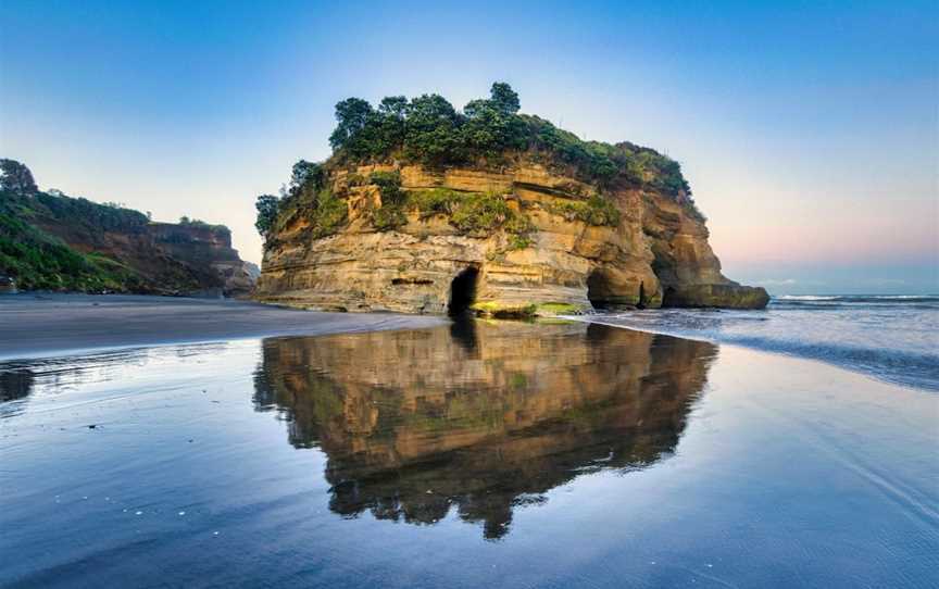 Elephant Rock (Hole in the Rock), New Plymouth, New Zealand