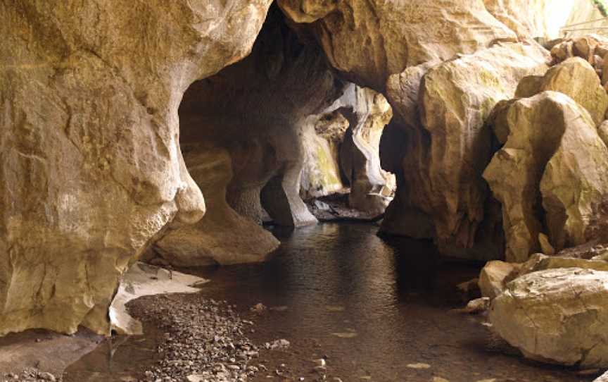 Victoria Arch walking track, Wombeyan Caves, NSW