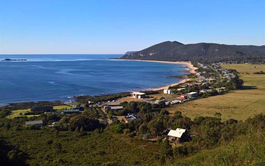 Overlooking Sisters Beach from west with a view of Sisters Island and the Two Sisters peak.