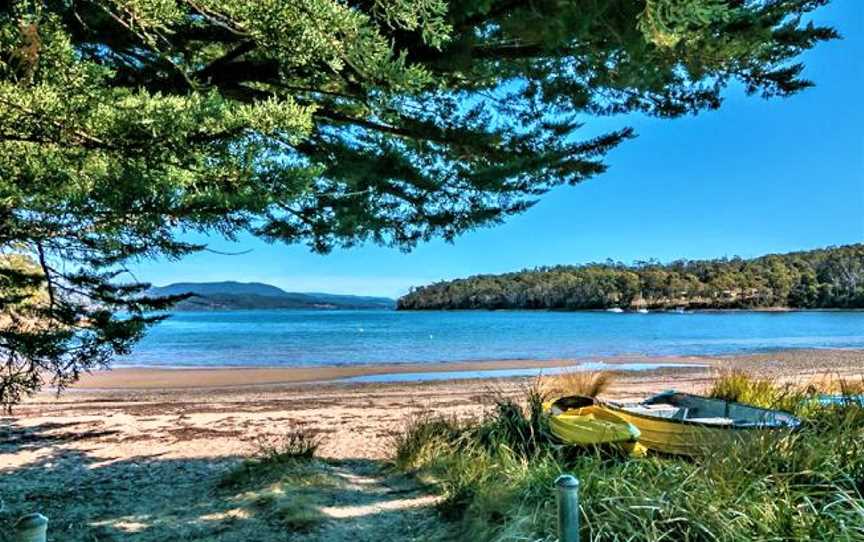 Eggs and Bacon Bay beach path to sandy beach with row boats to one side