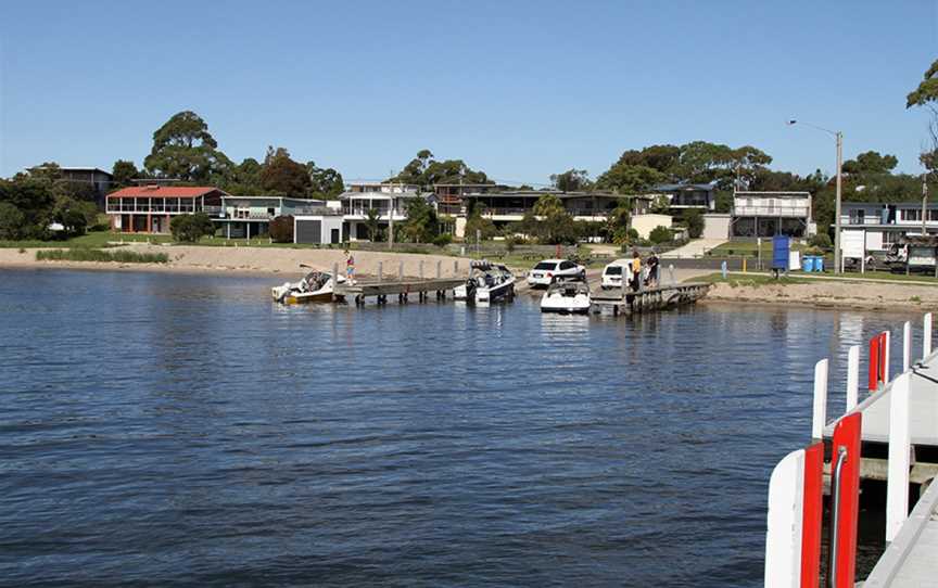 Boatlaunchingon Lake Victoriafromjetty CLoch Sport CVic Cjjron C31.03.2016