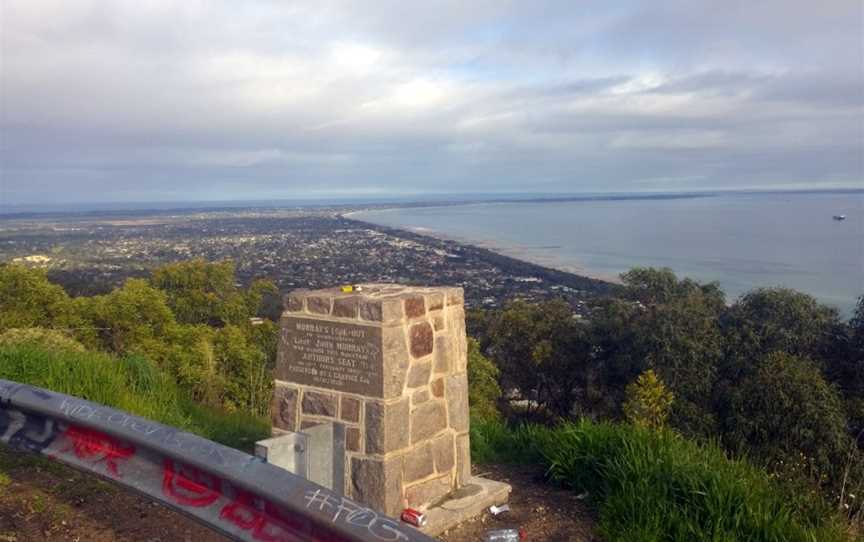 Murrays lookout August 2014 rubbish and overgrown.jpg