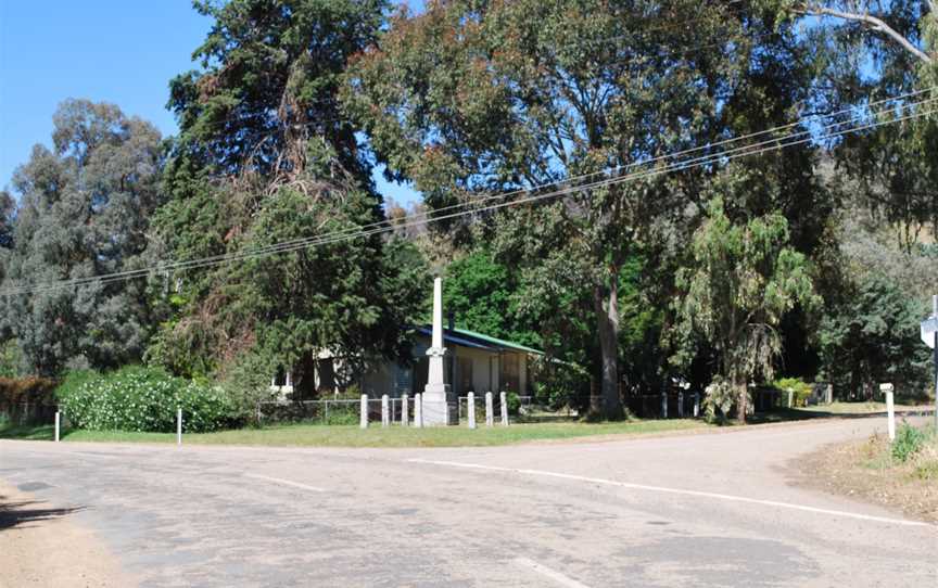 Warrenbayne War Memorial 003.JPG