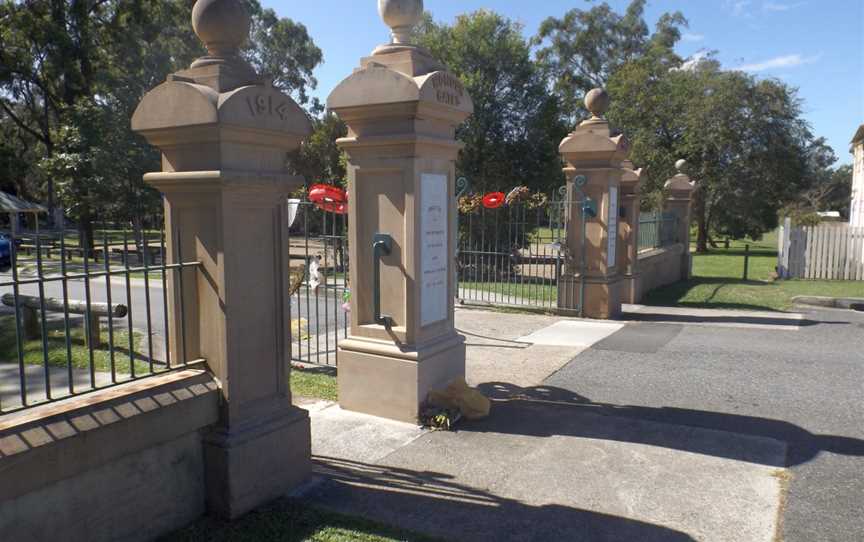 Memorial gates at Kalinga Park.jpg