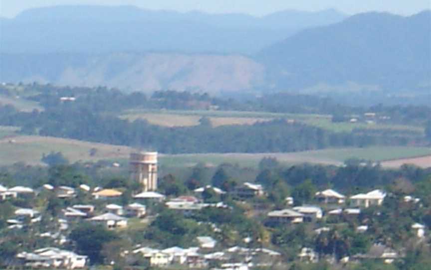 Innisfail Water Tower, a landmark in Innisfail, 2005.JPG