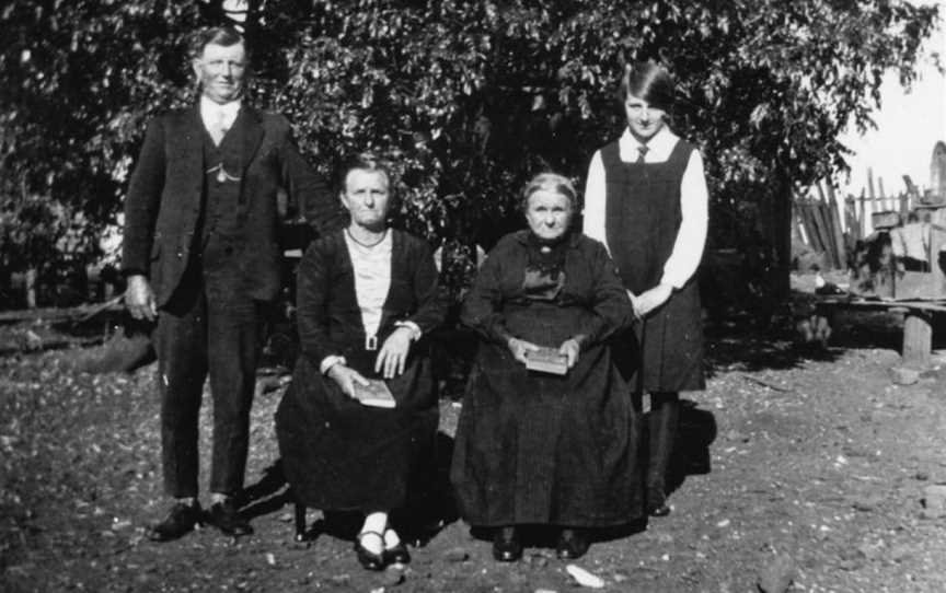 StateLibQld 1 69627 Badke family of Roadvale, 1928.jpg