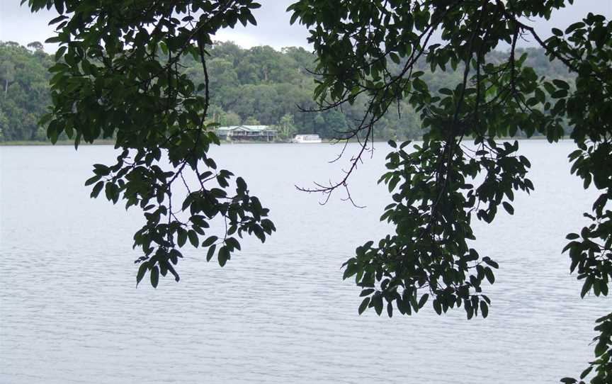 Lake Barrinewithaviewofthetearoomsandcruiseboat