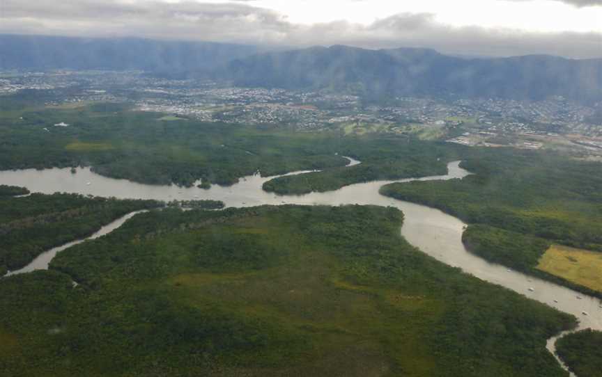 Approaching Cairns (8685103573).jpg