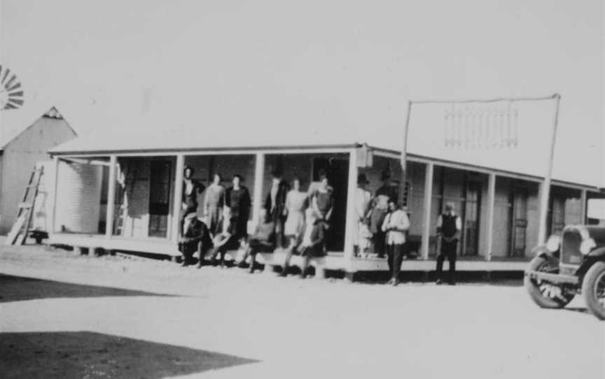 State Lib Qld1118076 Patronsofthe Green Gate Hotelontheverandah CAdavale C1928