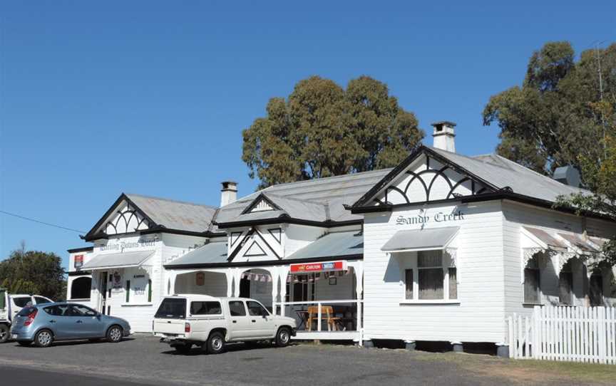 Darling Downs Hotel at Sandy Creek, Allan, 2015.JPG