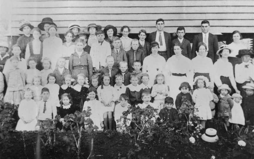 StateLibQld 1 154275 Pupils and families from the Mt Debateable State School, 1914.jpg