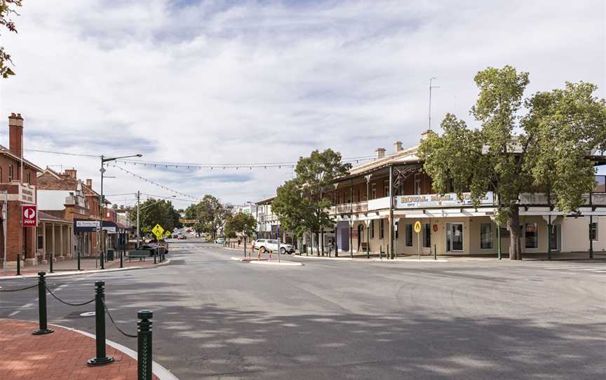 Looking up East St, Narrandera.jpg