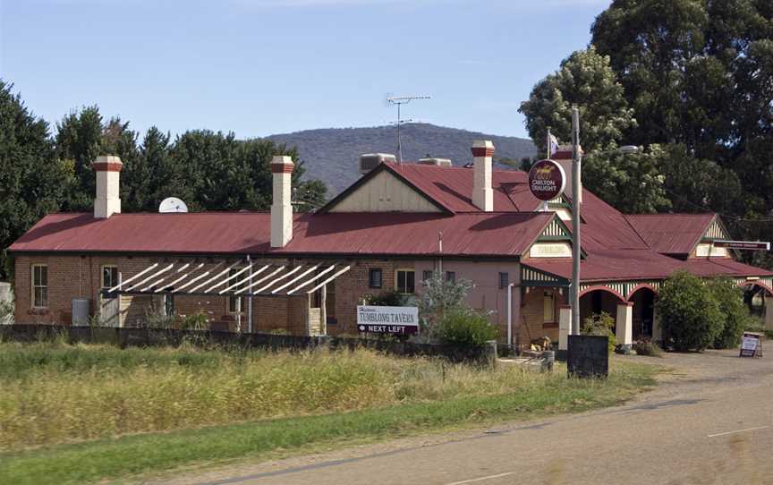 Tumblong Tavern viewed from the Hume Highway.jpg