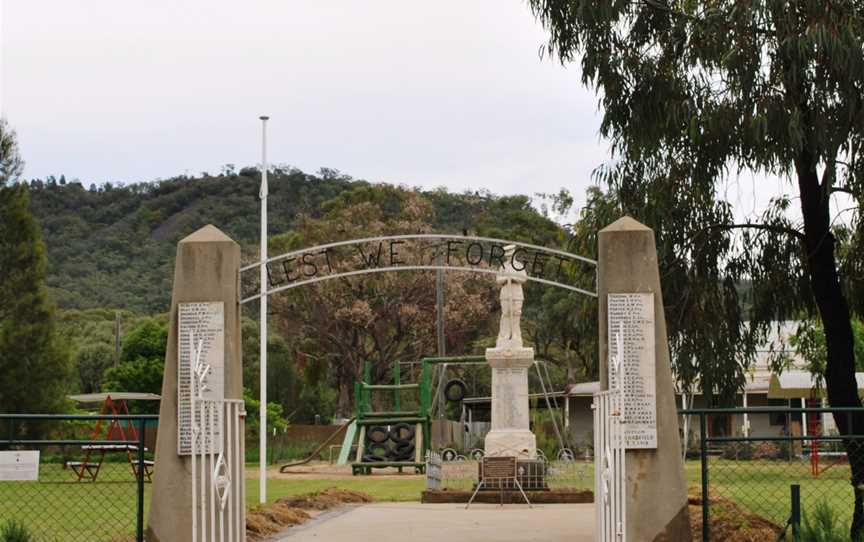 TambarSpringsWarMemorialGates.JPG