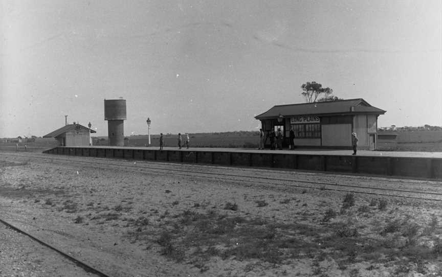 Long Plains Railway Station circa 1918(GN02036).jpg