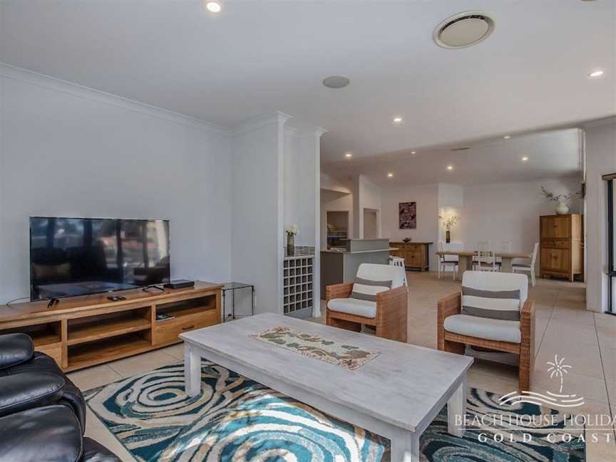 Maureen Waterfront Beach House, Accommodation in Broadbeach Waters