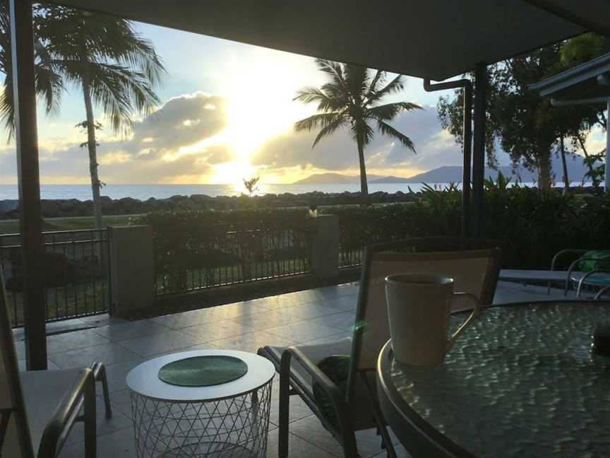 Oceanfront Beach House with stunning views - wake up to amazing sunrises, Machans Beach, QLD