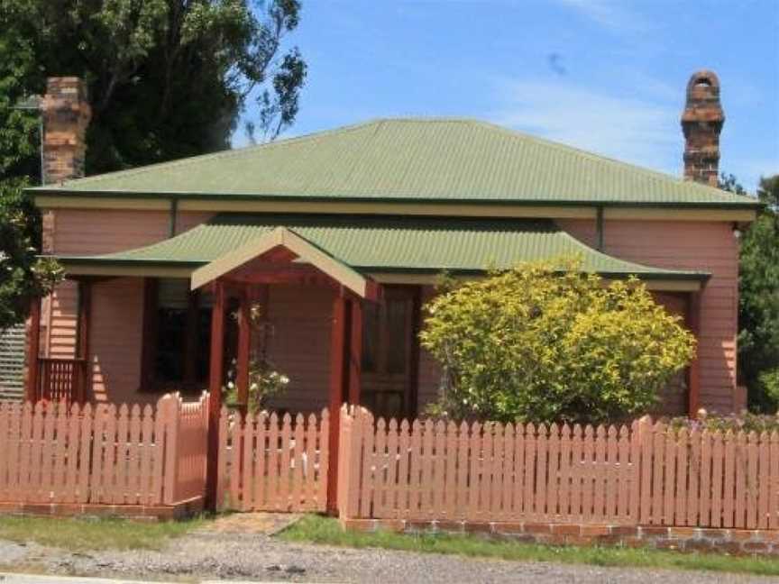 Kerrellie Cottages 2, 4 & 8 Reid Street, Strahan, TAS