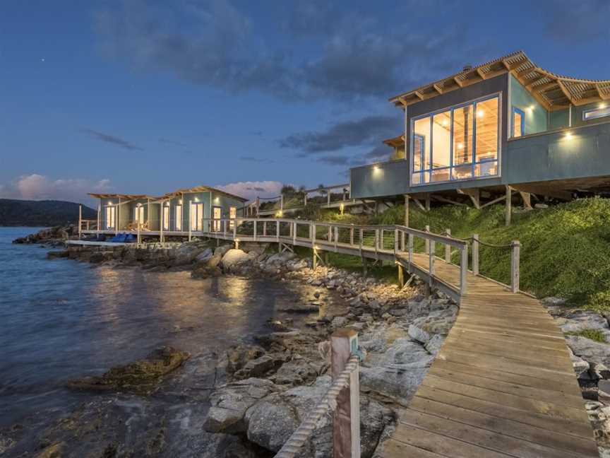 Picnic Island, Accommodation in Coles Bay