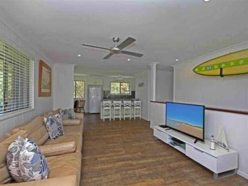 Red Door Beach House - Marcoola Beach - PET FRIENDLY, FOXTEL, WIFI, 500 BOND, Linen Supplied, Marcoola, QLD