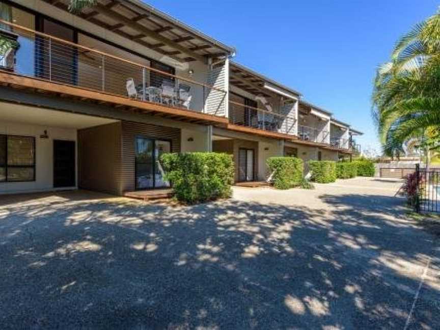 Unit 3 Rainbow Surf - Modern, double storey townhouse with large shared pool, close to beach and shop, Rainbow Beach, QLD