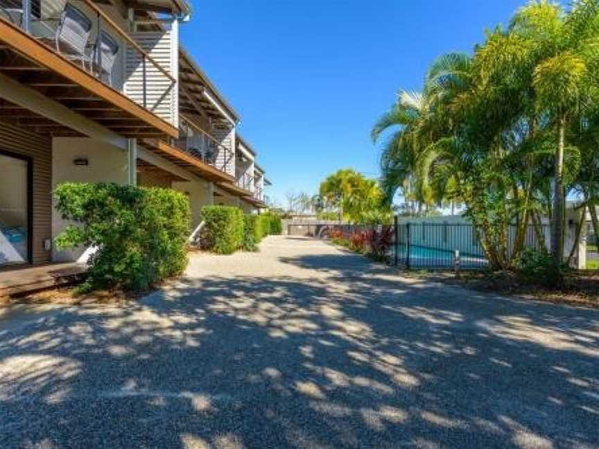 Unit 5 Rainbow Surf - Modern, double storey townhouse with large shared pool, close to beach and shop, Rainbow Beach, QLD