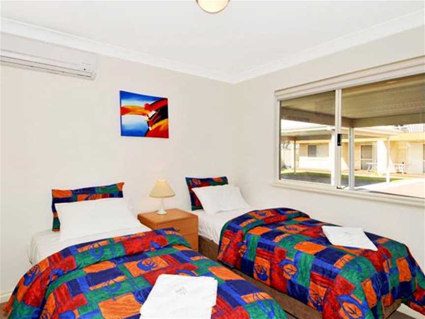 Lakeside Holiday Apartments, Accommodation in South Yunderup