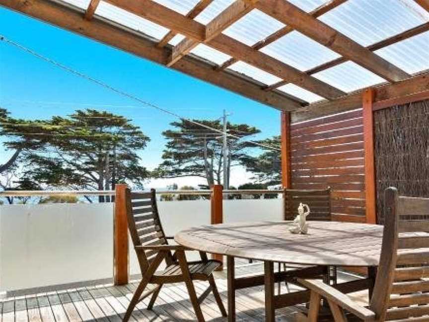 Black Dolphin Waterfront Townhouse - Bay Views, San Remo, VIC