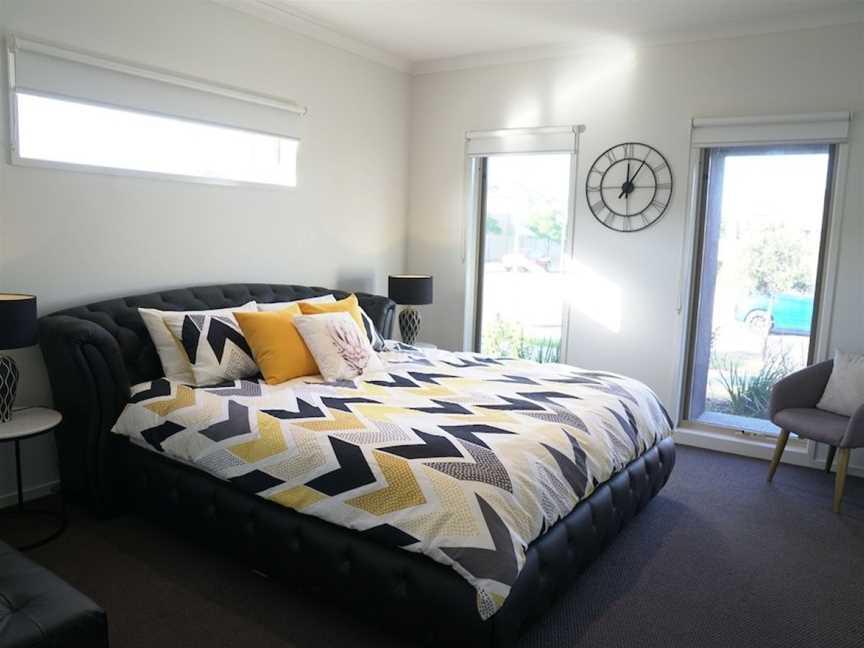 Classic 6BRM Villa in Melbourne, Accommodation in Williams Landing