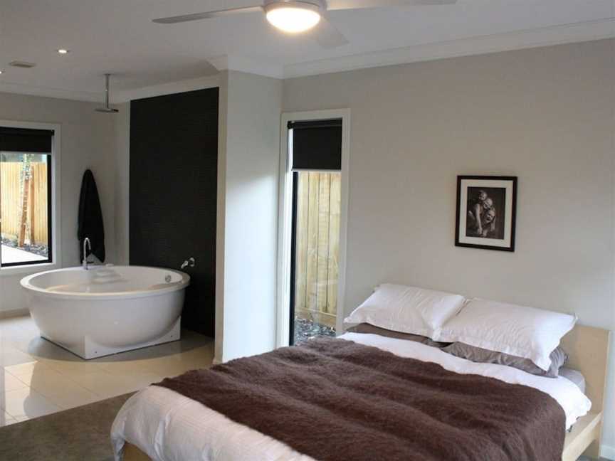 Stylish Living- Fireplace, WiFi, Linen, 4 bdrm, Beach 850m, Inverloch, VIC