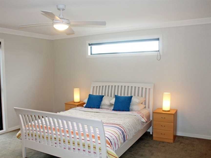 Stylish Living- Fireplace, WiFi, Linen, 4 bdrm, Beach 850m, Inverloch, VIC