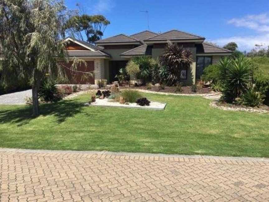 OCEANS 11 - SURFSIDE - WIFI & FOXTEL - PET FRIENDLY (OUTSIDE ONLY), Inverloch, VIC