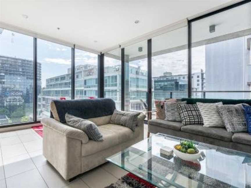 LIGHT, AIRY, SPACIOUS QUEENS ROAD APARTMENT, Melbourne CBD, VIC