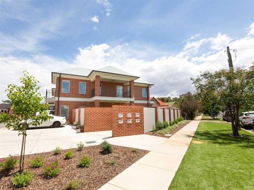 4 Bedroom Inner City Townhouse - SLEEPS 9 !!, Wagga Wagga, NSW