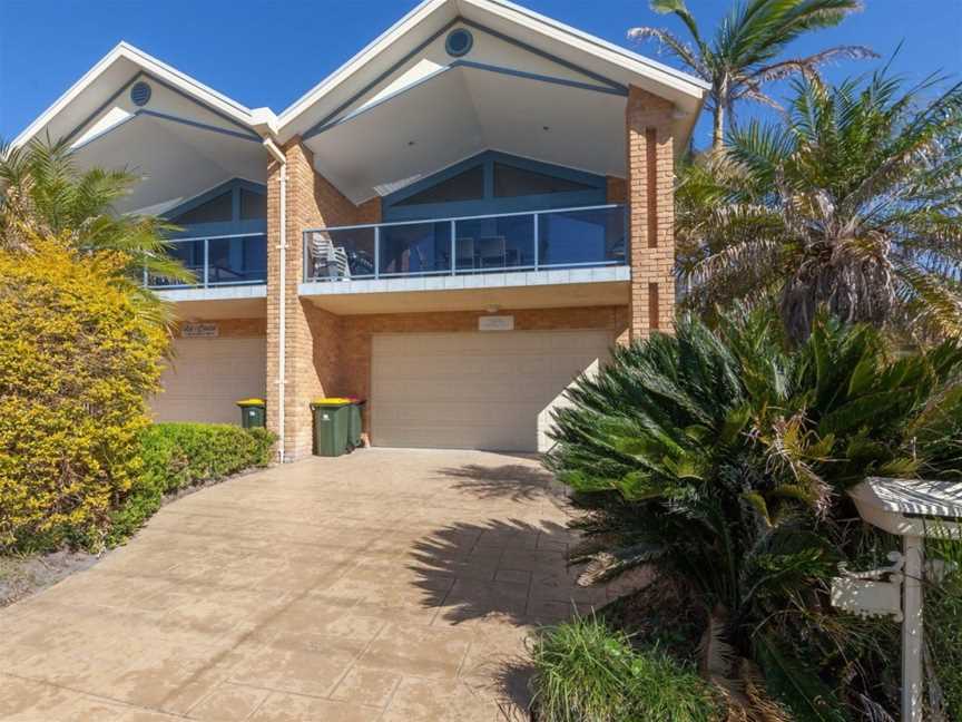 3-Bedroom House -Tah Villa, Fingal Bay, NSW