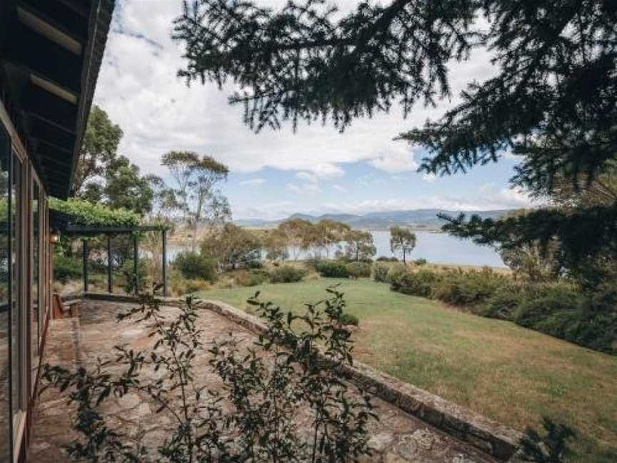 Edzell - Stunning Waterfront Home, East Jindabyne, NSW